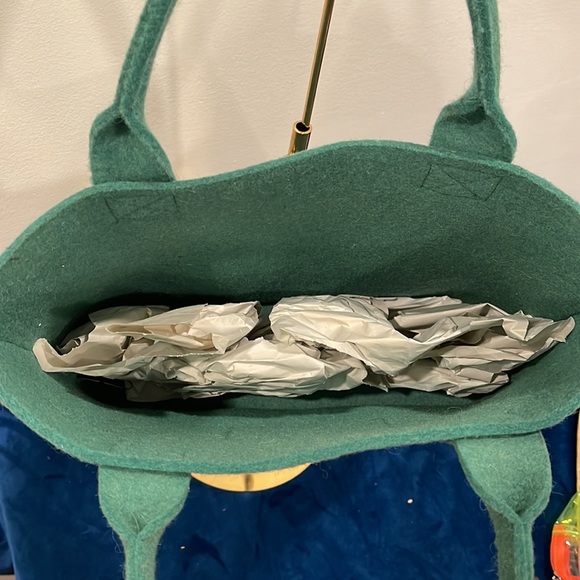 Campaign for wool green tote - Picture 2 of 4